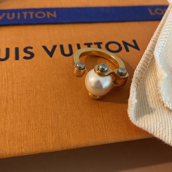 Louis Vuitton Pearl and Gold Ring - Picture 7 of 7